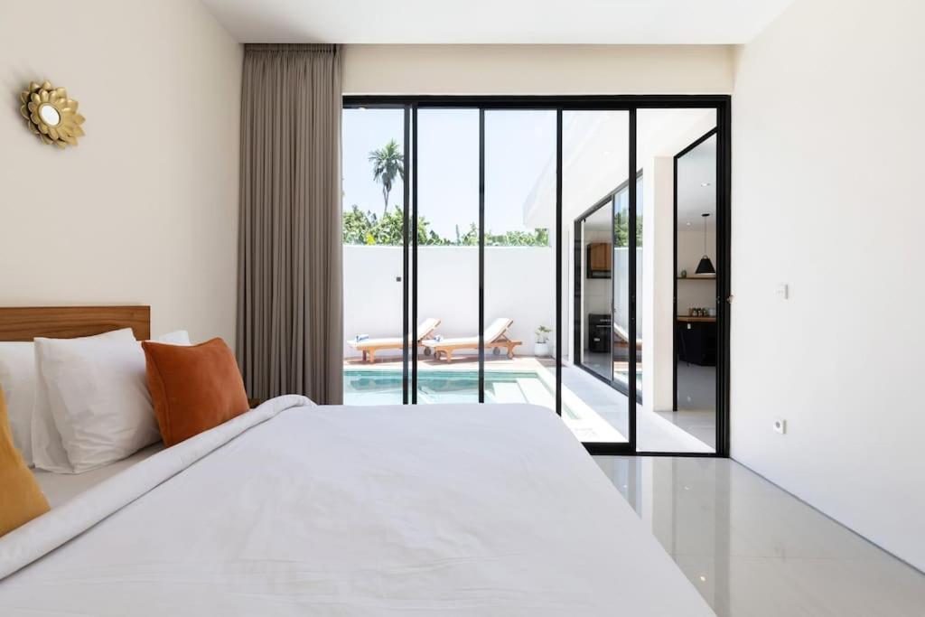 The R Villa Kaba - Incl. Motorbikes Seminyak Eksteriør bilde